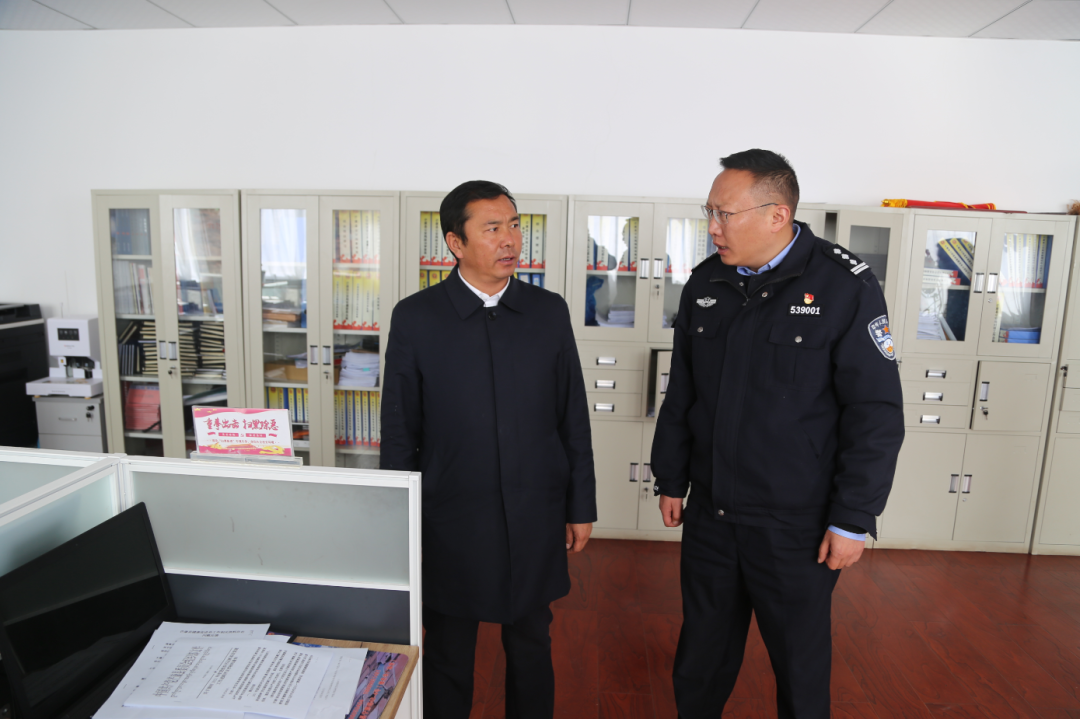 巴桑扎西前往县公安局督导检查工作