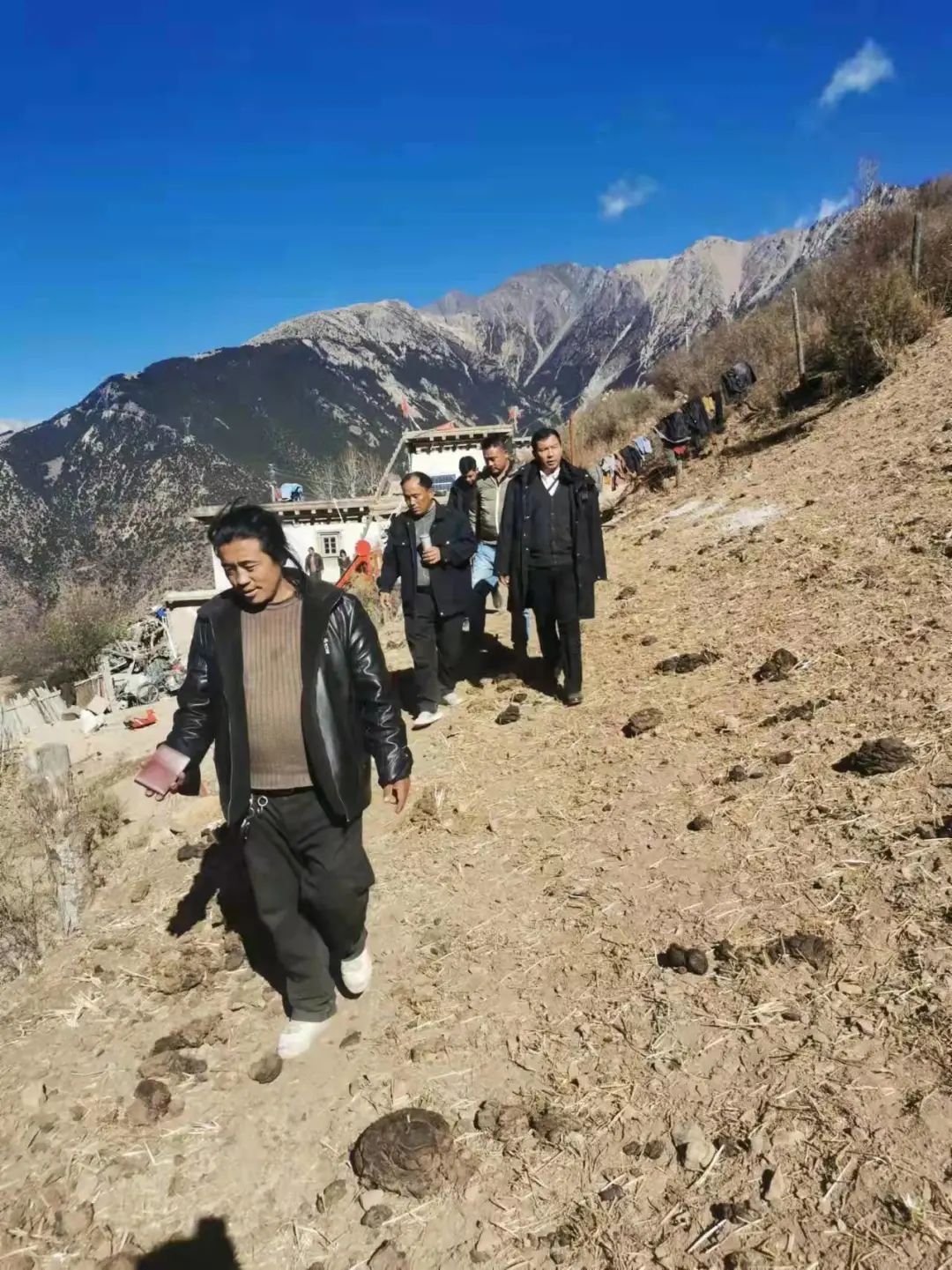 巴桑扎西同志深入曲登乡走访调研