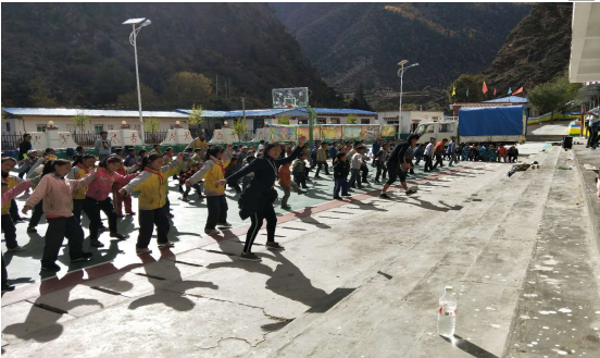 芒康县中学的学生照片图片